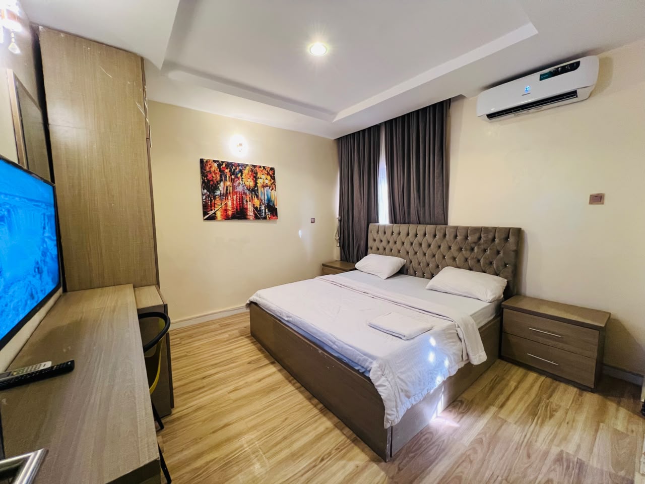 Alternative view of the Ambassador Retreat room showing the television, desk and sleeping area